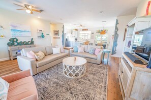 Smart TV, DVD player, books - 30% OFF Christmas & NYE Across Street from Beach (St. George Island)