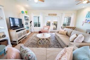 Smart TV, DVD player, books - 30% OFF Christmas & NYE Across Street from Beach (St. George Island)