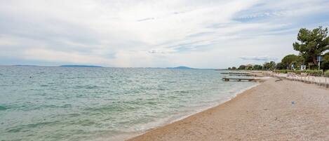 Una spiaggia nelle vicinanze