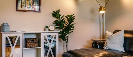 Tv, eldstad, kontor och datorskärmar