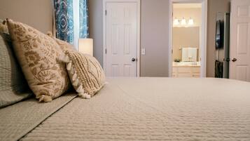 3 chambres, bureau, fer et planche à repasser, lit parapluie