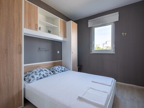 2 bedrooms, iron/ironing board, WiFi - Apartment on Pag near Seabeach and Town Center (Novalja)