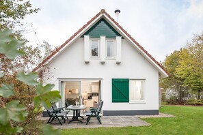 Outdoor dining - Restyled house with fireplace, surrounded by green (Hoogersmilde)