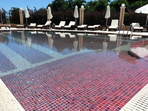 Una piscina al aire libre de temporada