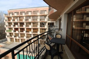 Estúdio econômico, sacada, vista para a piscina | Vista da sacada