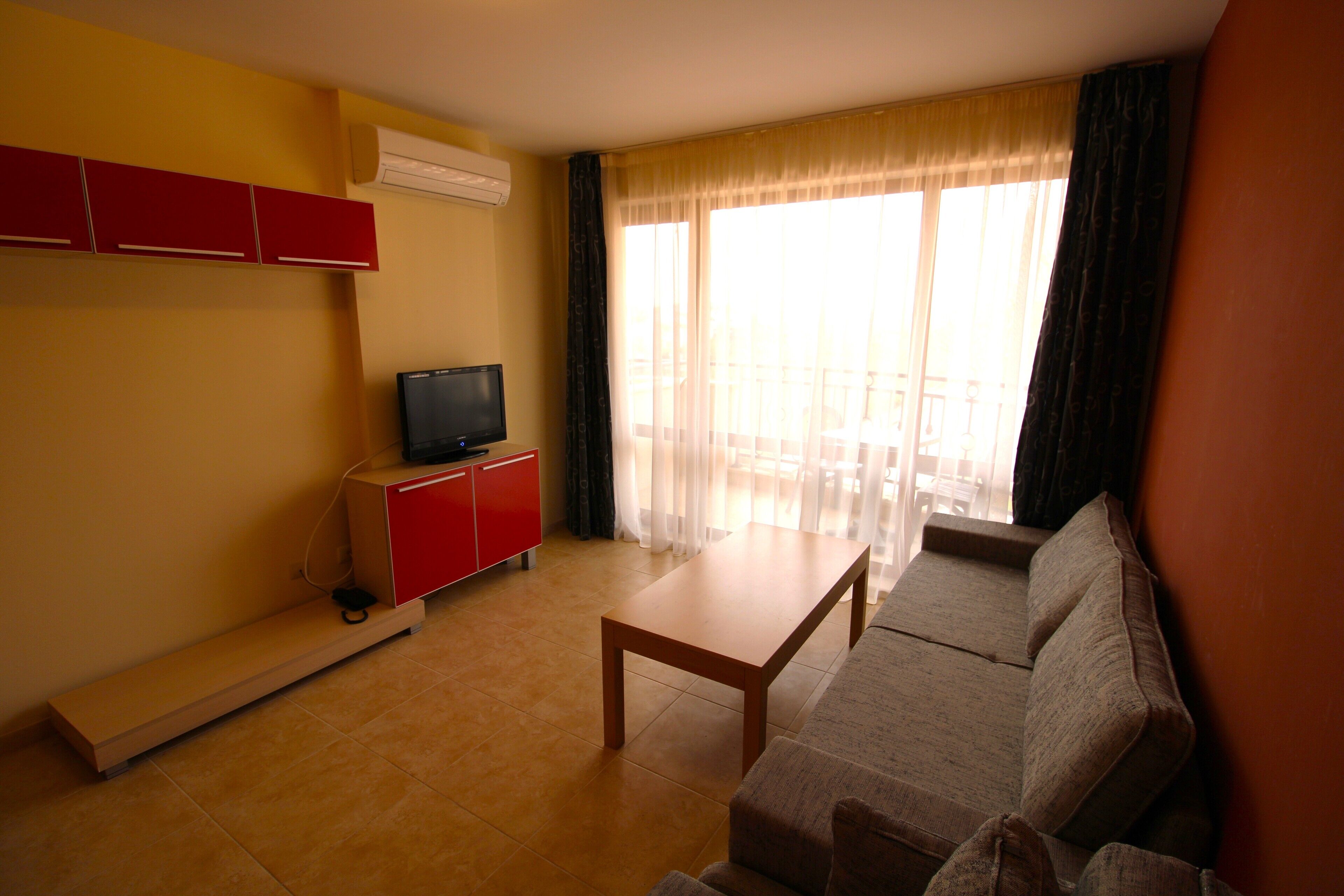 经济开间, 阳台, 泳池景观