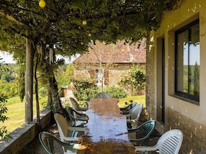 Outdoor dining - Magnificent holiday home with pool in Thenon (Thénon)