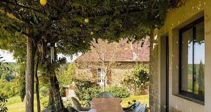 Magnificent holiday home with pool in Thenon
