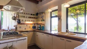 Een koelkast, een microgolfoven, een oven, een kookplaat