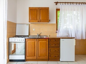 Fridge, oven, stovetop, coffee/tea maker