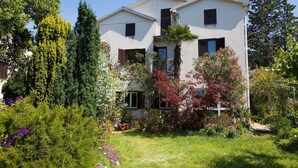 A two-story building with a garden in front. - Apartment with terrace near the beach (Malinska)