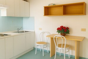 Fridge, stovetop