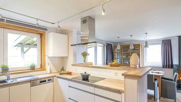 Een koelkast, een magnetron, een oven, een kookplaat