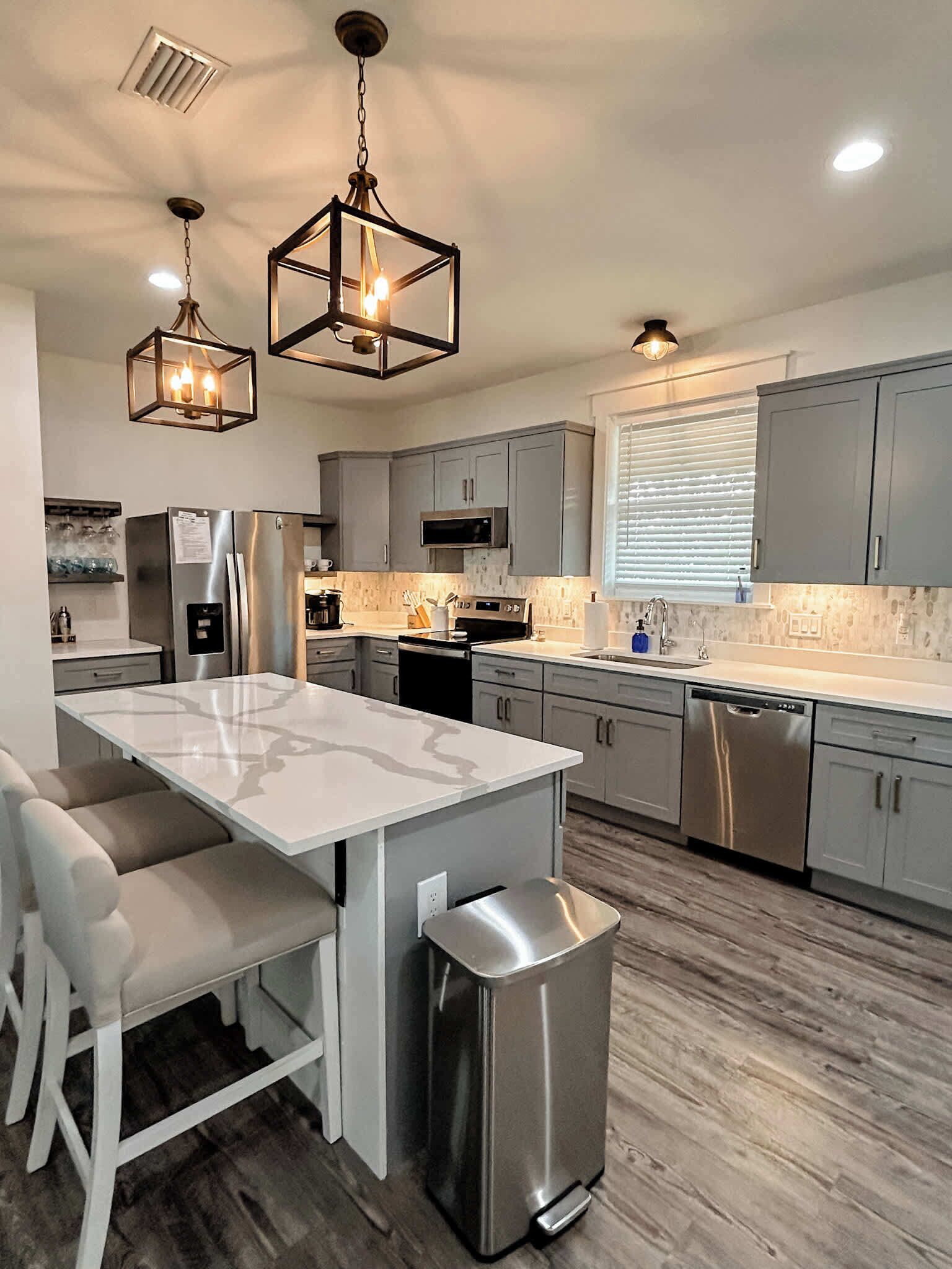 Kylskåp, mikrovågsugn, spishäll och diskmaskin