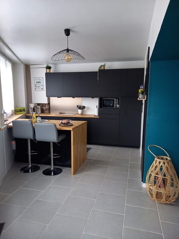 Mikrobølgeovn, ovn, kokeplater og oppvaskmaskin