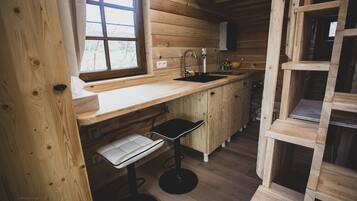 Een koelkast, een microgolfoven, een oven, een kookplaat