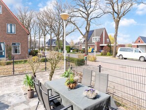 Outdoor dining - Peaceful Family Home in Elim (Elim)