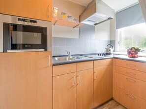 Réfrigérateur, micro-ondes, plaque de cuisson, lave-vaisselle