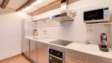 Geladeira, micro-ondas, lava-louças, cafeteira/chaleira