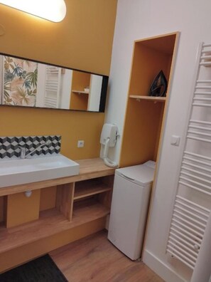 Regadera, secadora de cabello, toallas, papel de baño 
