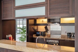 Een koelkast, een magnetron, een kookplaat, een broodrooster