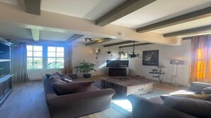 A spacious living room with a large sofa set, a flat-screen TV, and a coffee table. - Stay at Oranjezon Dunes (Vrouwenpolder)