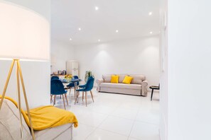 TV - AMORE RENTALS - Villa Alice with Garden, Air Conditioning and Terrace (Sorrento)