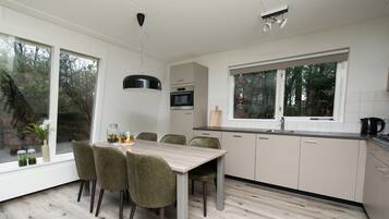 Kylskåp, mikrovågsugn, spishäll och diskmaskin