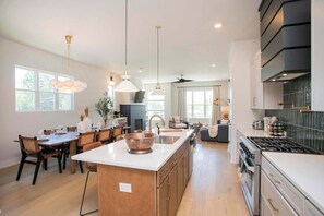 Fridge, microwave, oven, stovetop - 4 BDR Stay for 12 w/Rooftop Deck & Firepit! (Nashville)