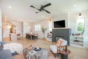 TV, offices - 4 BDR Stay for 12 w/Rooftop Deck & Firepit! (Nashville)