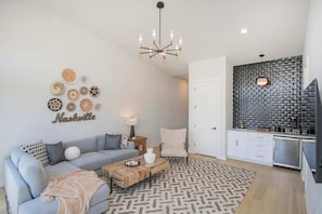 TV, offices - 4 BDR Stay for 12 w/Rooftop Deck & Firepit! (Nashville)