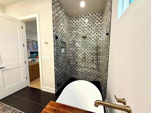Shower, hair dryer, towels, shampoo - 4 BDR Stay for 12 w/Rooftop Deck & Firepit! (Nashville)