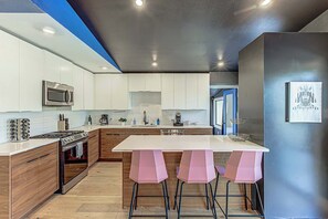 Réfrigérateur, four à micro-ondes, un four, surface de cuisson