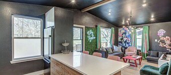 Dream Stay w/ Pool & Hotub for up to 20 Guests, Mins to DT Austin!