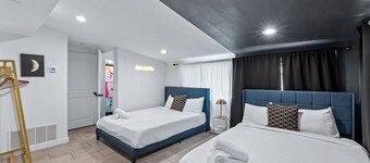 Dream Stay w/ Pool & Hotub for up to 20 Guests, Mins to DT Austin!