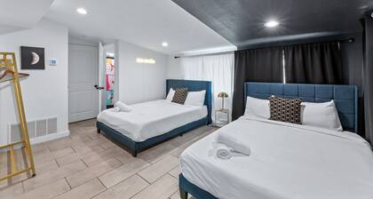 Dream Stay w/ Pool & Hotub for up to 20 Guests, Mins to DT Austin!