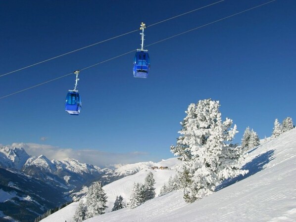 A cable car system in a snowy mountainous area with clear skies. - Chalet with 4 baths near Wald im Pinzgau (Wald-Königsleiten)