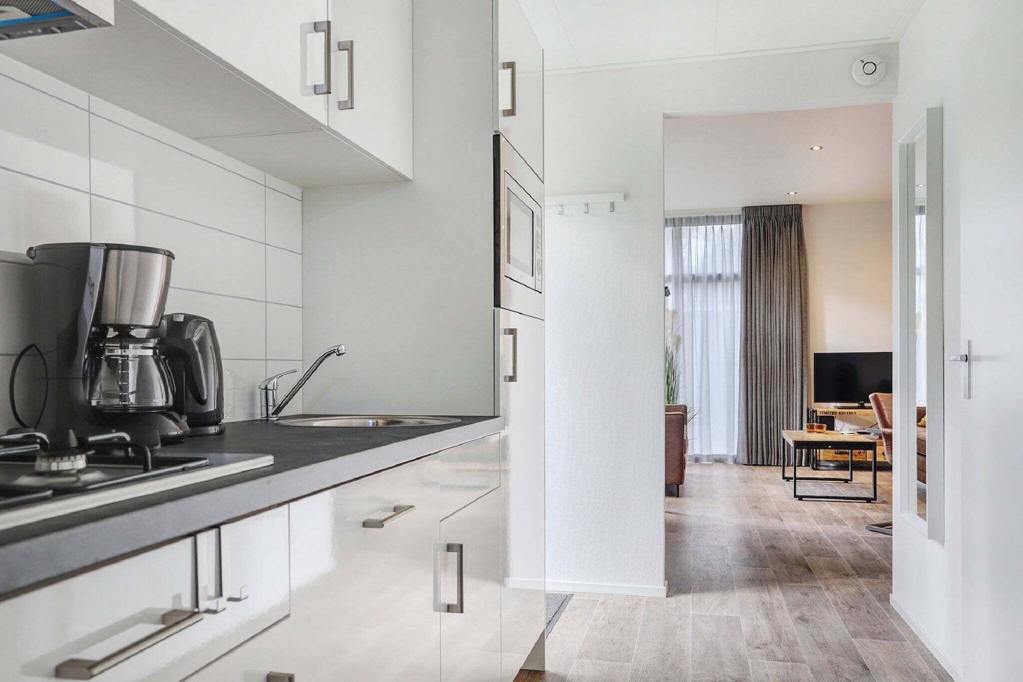 Réfrigérateur, micro-ondes, plaque de cuisson, lave-vaisselle