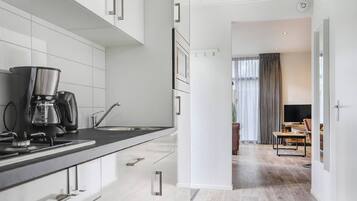 Réfrigérateur, micro-ondes, plaque de cuisson, lave-vaisselle