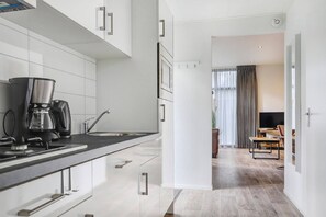 ثلاجة، ميكروويف، موقد طهي مسطح، غسالة أطباق