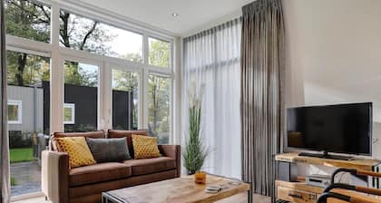 Chalet am Waldrand mit modernem Design