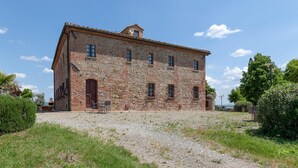 A stone building with a gravel path leading to the entrance. - Peccioli Family Retreat w/ Fun (Peccioli)