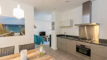 Kühlschrank, Mikrowelle, Herdplatte, Geschirrspüler