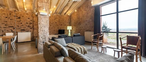 TV, fireplace, DVD player, stereo