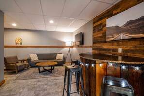 Smart TV, lareira, mesa de pingue-pongue