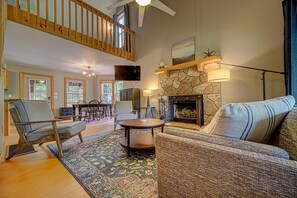 Smart TV, fireplace, ping pong - Intro Rate Fantastic mountain views from the deck with Hot Tub, Fire Pit (Blairsville)