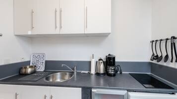 Réfrigérateur, micro-ondes, plaque de cuisson, cafetiÚre/bouilloire