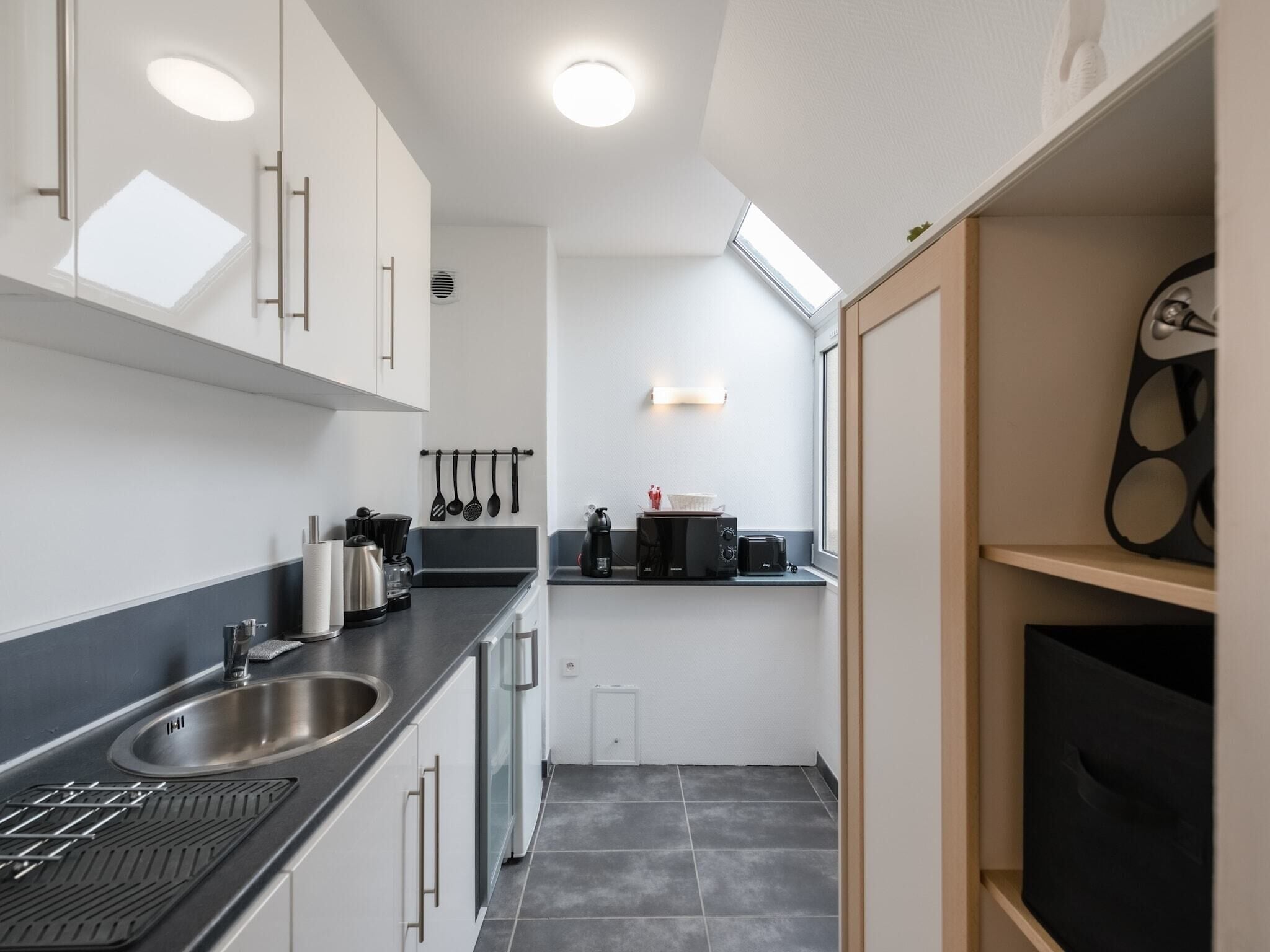 Réfrigérateur, micro-ondes, plaque de cuisson, cafetière/bouilloire