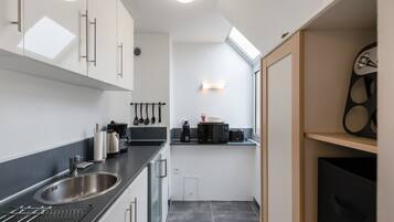 Réfrigérateur, micro-ondes, plaque de cuisson, cafetière/bouilloire