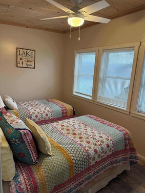 2 bedrooms, iron/ironing board, WiFi, bed sheets - Cold Stream Cottage: A Serene Lakeside Escape (Lincoln)